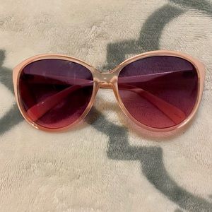 Cute light pink sunglasses 🕶